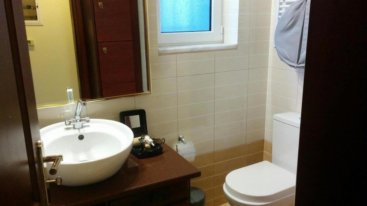 Lovely 2-Bedroom Apartment At Greek Riviera Vári Dış mekan fotoğraf