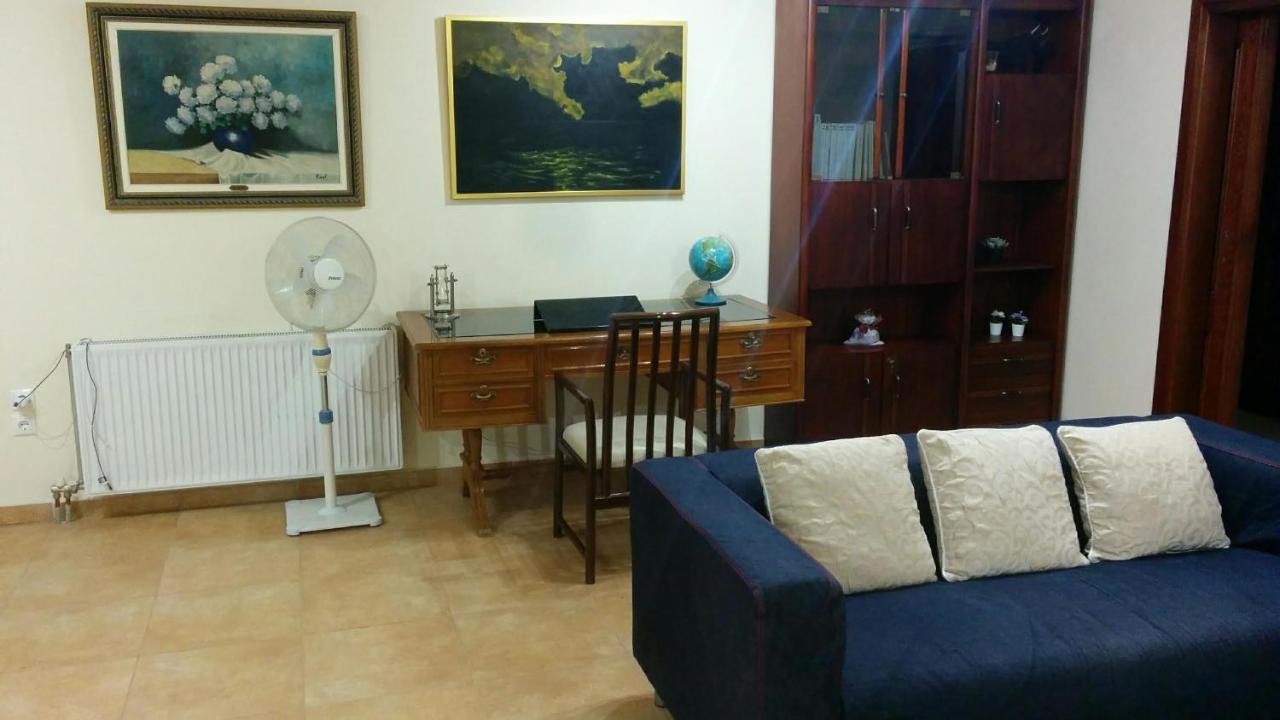 Lovely 2-Bedroom Apartment At Greek Riviera Vári Dış mekan fotoğraf
