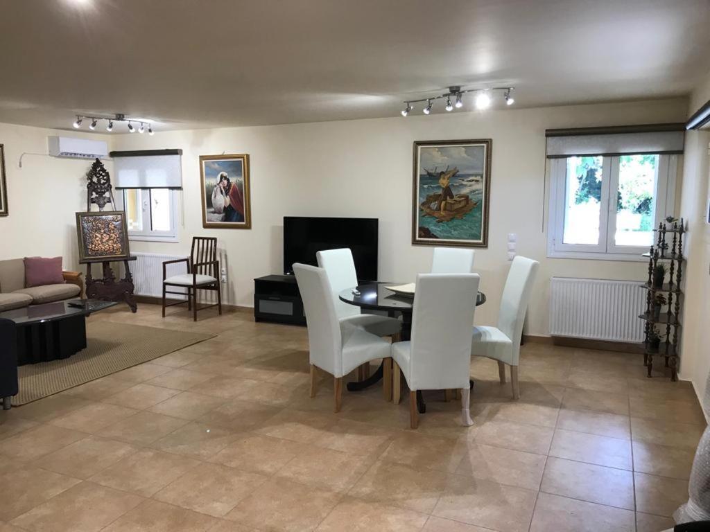 Lovely 2-Bedroom Apartment At Greek Riviera Vári Dış mekan fotoğraf